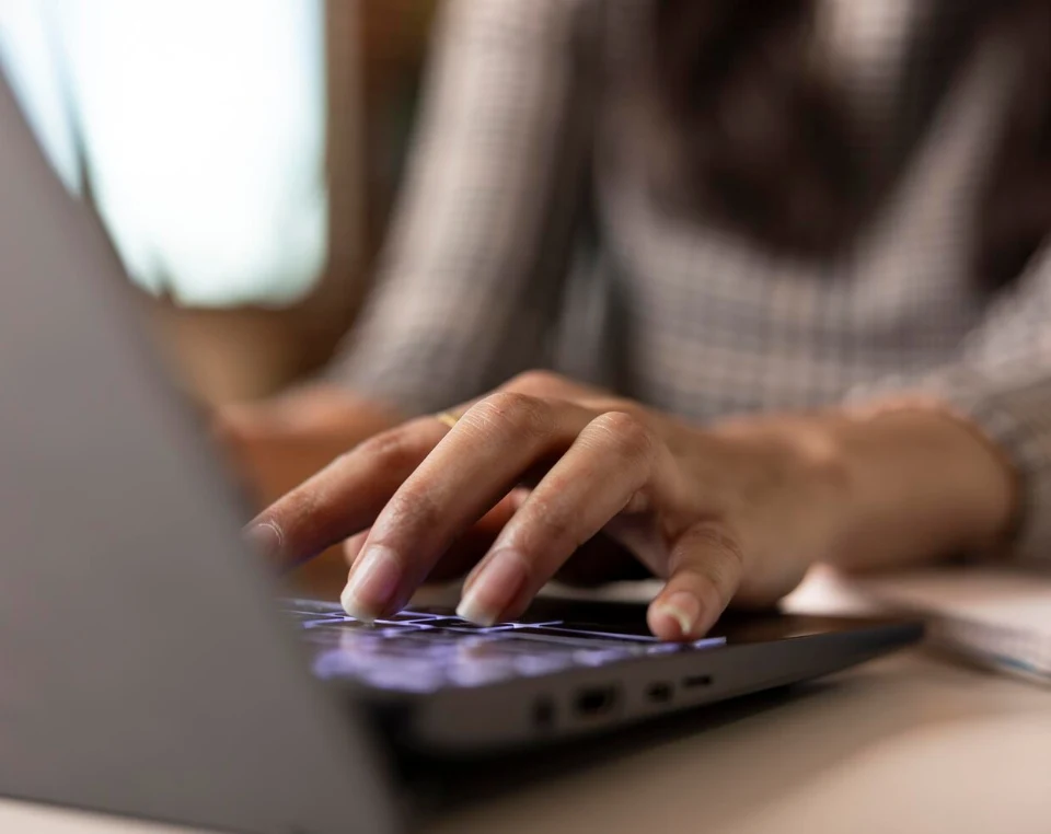 Analiza wyników biznesowych kampanii Google Ads na laptopie Analiza wyników biznesowych kampanii Google Ads na laptopie