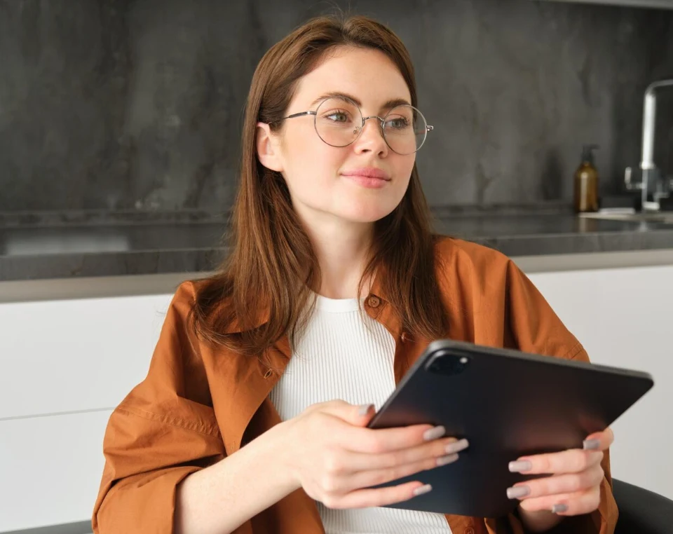 Specjalistka analizuje wyniki reklam w social mediach na tablecie
