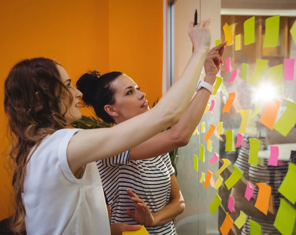 Zespół planuje strategię kampanii w social mediach