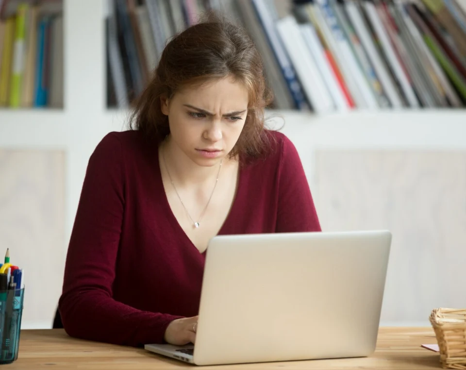 Przedsiębiorczyni sprawdza konkurencję w wynikach Google Przedsiębiorczyni sprawdza konkurencję w wynikach Google