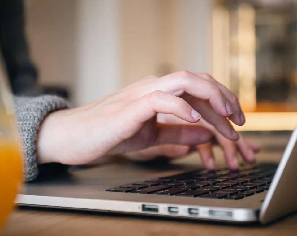 Wpisywanie zapytania w wyszukiwarkę Google na laptopie Wpisywanie zapytania w wyszukiwarkę Google na laptopie