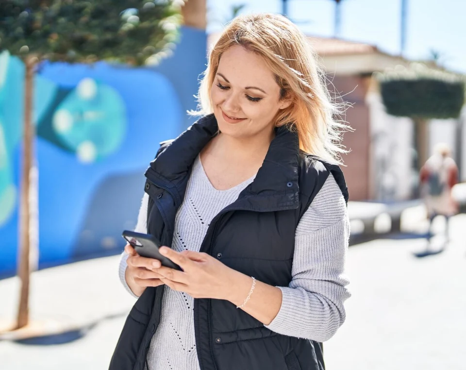 Kobieta wyszukuje usługę w Google na smartfonie Kobieta wyszukuje usługę w Google na smartfonie