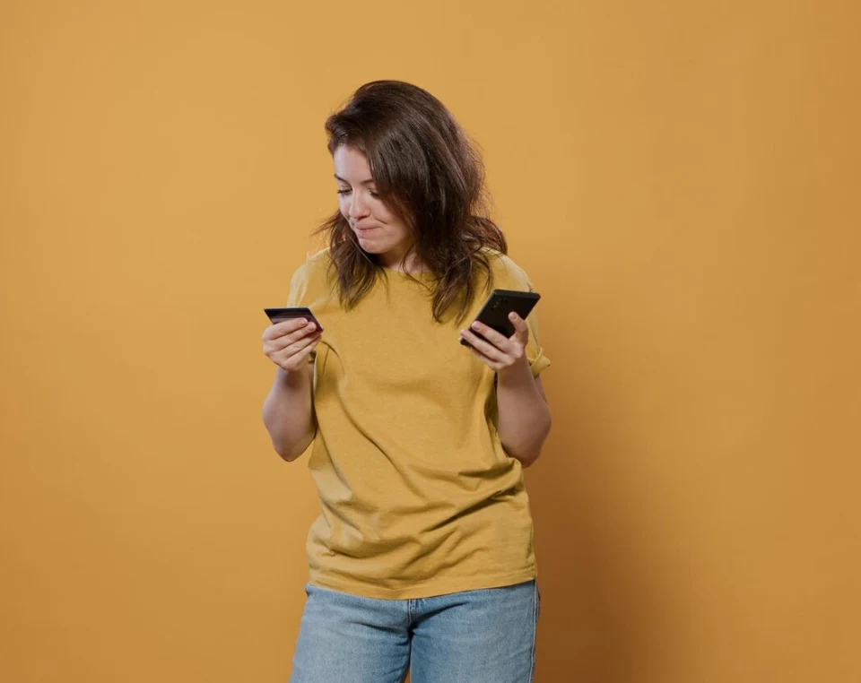 Klientka zamawia produkty w sklepie internetowym przez smartfon Klientka zamawia produkty w sklepie internetowym przez smartfon